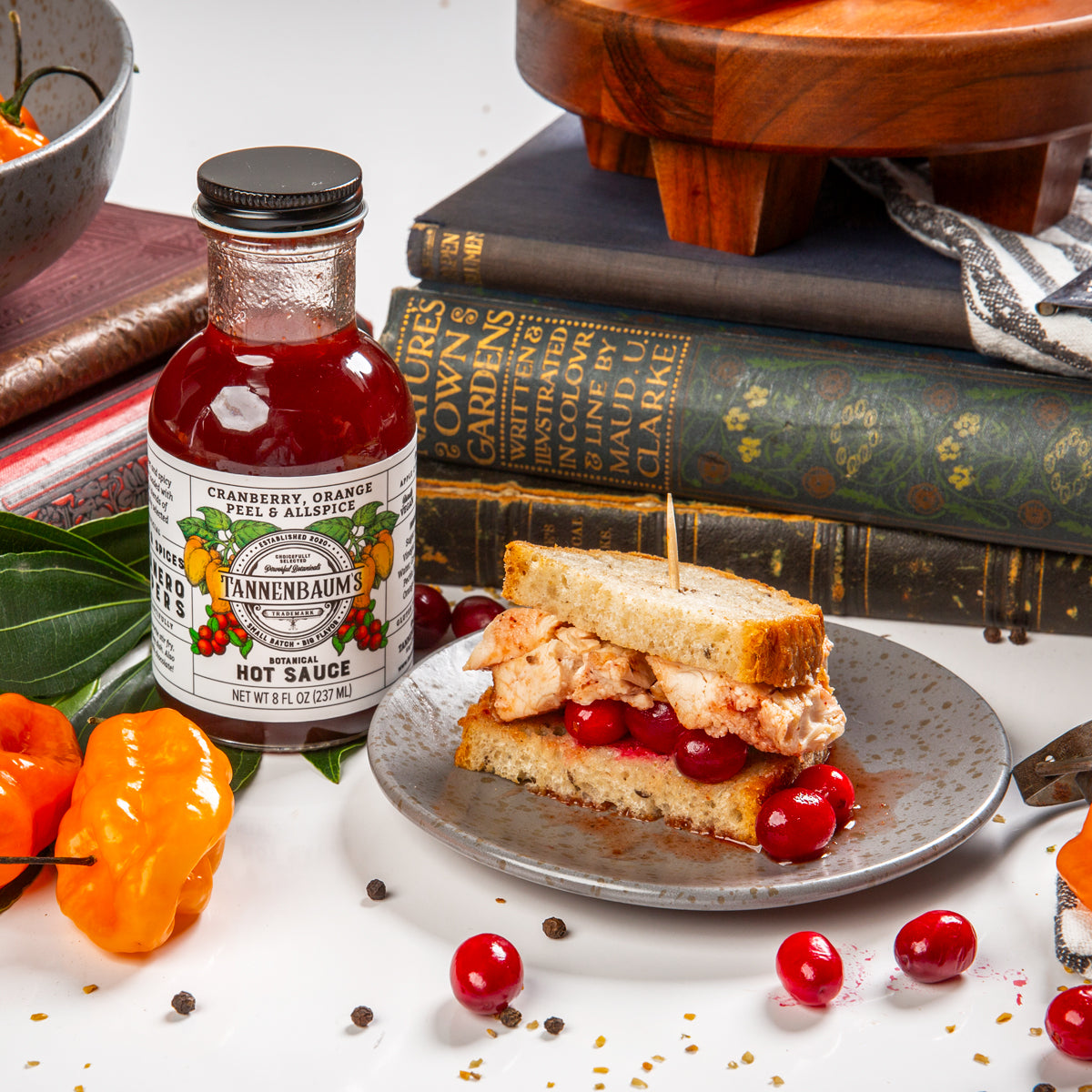 S021 EVA-TRIO シュガーソルトポット スパイスジャー デンマーク製 Cranberry, Orange Peel & Allspice Botanical Hot Sauce | Tannenbaum